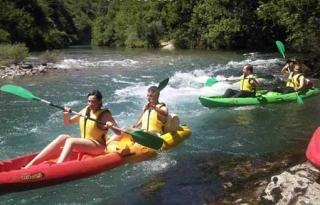 Canoas en el rio Deva.jpg